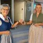 Schlüsselübergabe: Ulrike Prutsch (re.) folgt Rudolfine Praßl als Direktorin in der Fachschule Schloss Stein nach. 