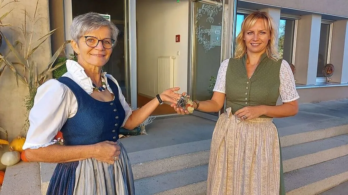 Schlüsselübergabe: Ulrike Prutsch (re.) folgt Rudolfine Praßl als Direktorin in der Fachschule Schloss Stein nach. 