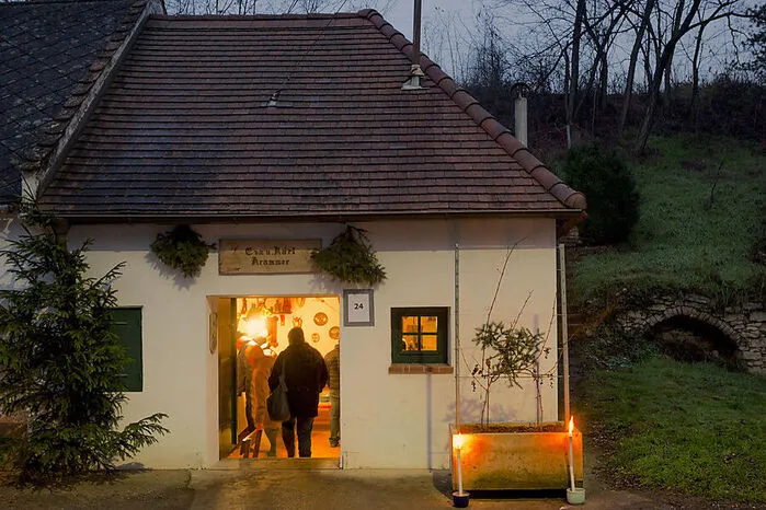 Die längste baulich geschlossene Kellergasse Europas befindet sich in Hadres, wo sich Kellergasse und Adventmarkt auf eine Länge von 1,6 Kilometern erstrecken.