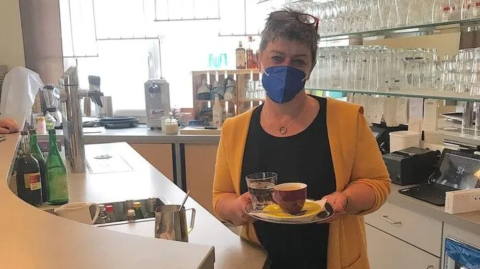 Hilde Meierhofer, Café Dorfplatzl St. Kathrein am Hauenstein: Ehrlich gesagt habe ich generell überlegt, ob ich überhaupt nochmal aufsperre. Aber ich denke, wir haben viele Stammgäste und die freuen sich sicher über die Öffnung und wir auf sie natürlich! Wir haben uns nach bestem Wissen und Gewissen auf diese Wiederöffnung vorbereitet. Nur, ich denke, bei den auferlegten Maßnahmen fehlt einfach die Spontanität. Einziger Vorteil, viele unserer Stammkunden sind bereits geimpft, so ist die Kontrolle leichter. Für uns kleine Betriebe ist das schon sehr schwierig!