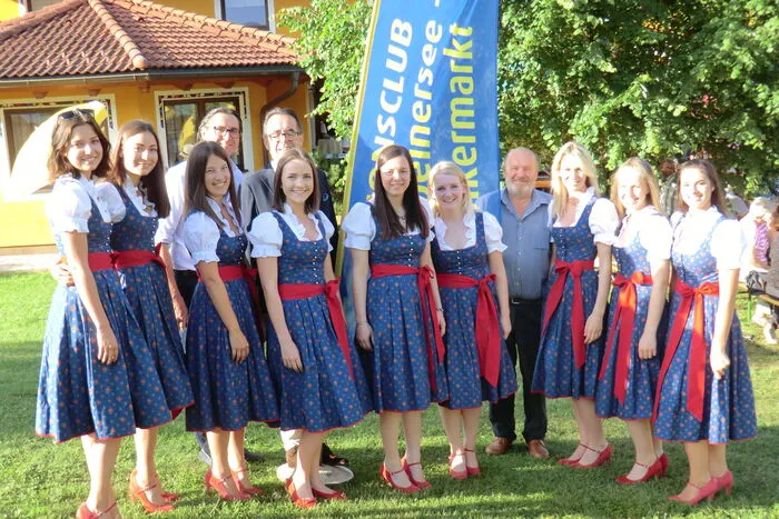 Die Young Roses, eine der vielen Sängergruppen, die aufgetreten sind.
