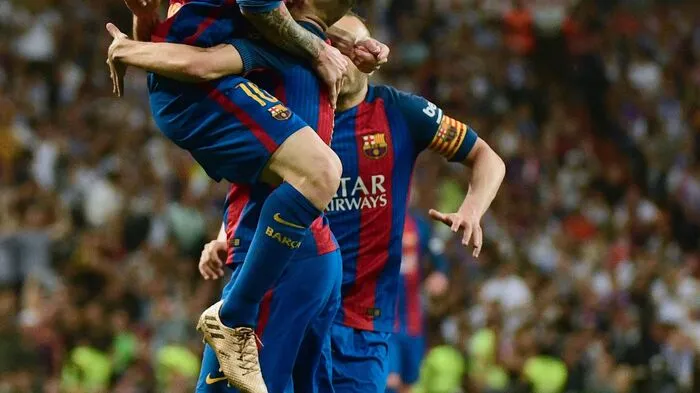 Superstar Lionel Messi bescherte seinem FC Barcelona im "Clásico" gegen Real Madrid in der 92. Minute noch den Sieg, der Argentinier traf am Sonntag in Madrid in der Nachspielzeit für die numerisch überlegenen Gäste.