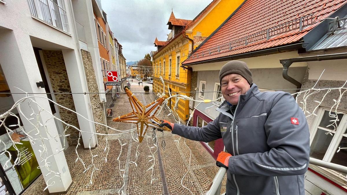 In St. Veit wird die Weihnachtsbeleuchtung derzeit aufgebaut