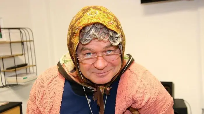 Mit heftigen Attacken auf die Lachmuskeln nahm der Kabarettist Markus Hirtler alias „Ermi-Oma“ das Publikum in der voll besetzten Sporthalle in Bärnbach mit auf die Suche nach einem neuen Pflegeheim.