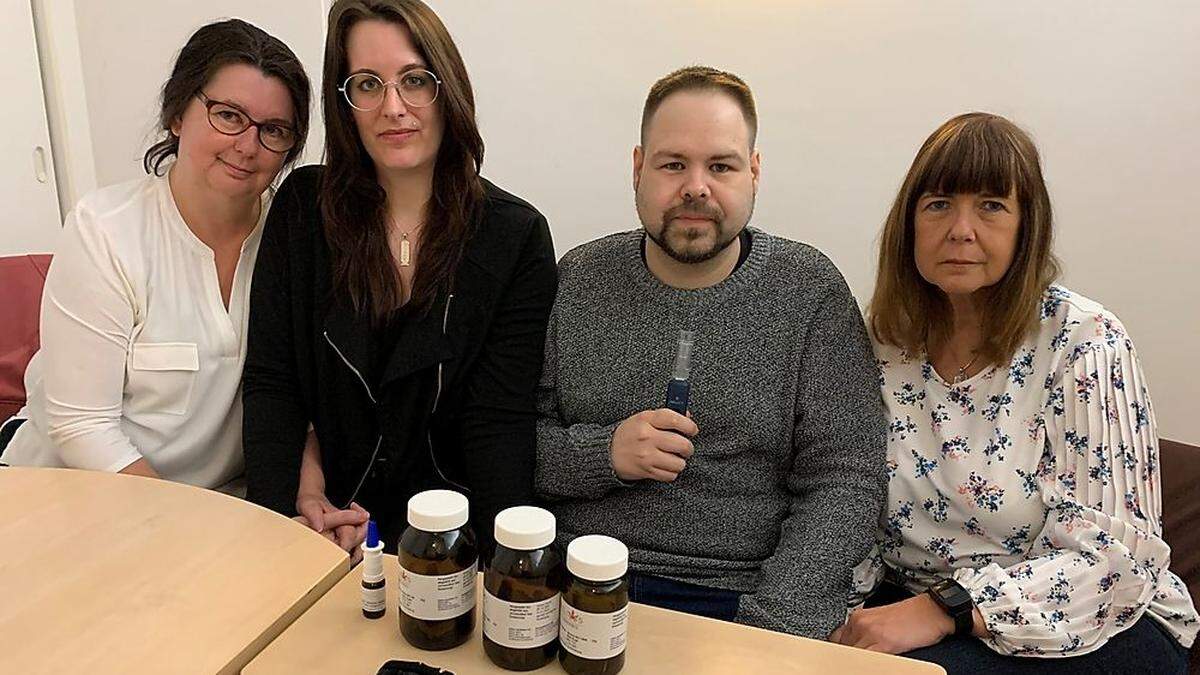 Cannabispatient David Kokas aus Kapfenberg mit Brigitte Stössl, der Mutter seiner Lebensgefährtin, Partnerin Nicole Leitenbauer und seiner Mutter Ingeborg Kokas