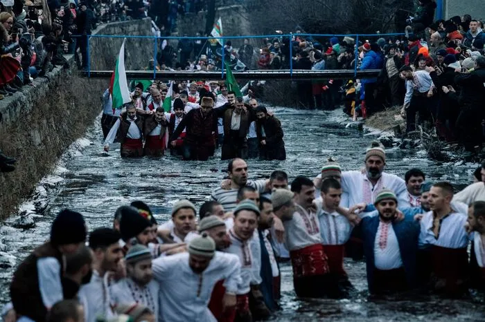 Hier führen Männer zum "Heiligedreikönigstag" den traditionellen "Horo"-Tanz im eiskalten Tundscha-Fluss in der bulgarischen Stadt Kalofer auf.