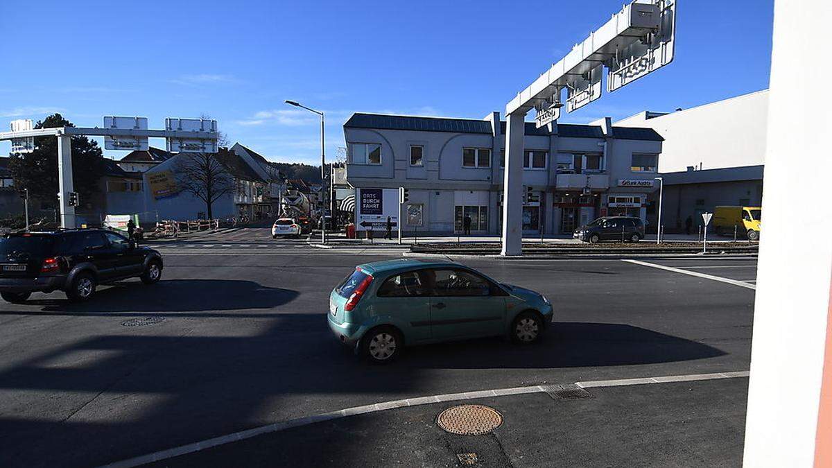 Wer hier über die Kapruner-Generator-Straße möchte, muss jetzt zwei Mal die Birkfelderstraße (links) überqueren