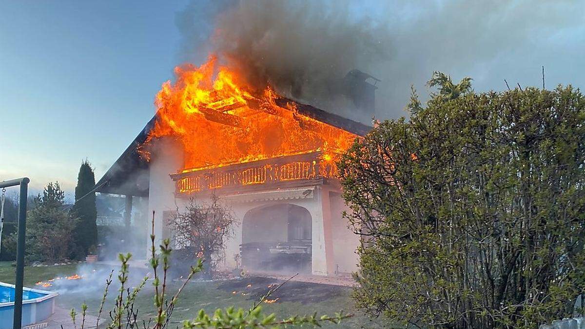 Das Obergeschoß des Einfamilienhauses brannte lichterloh