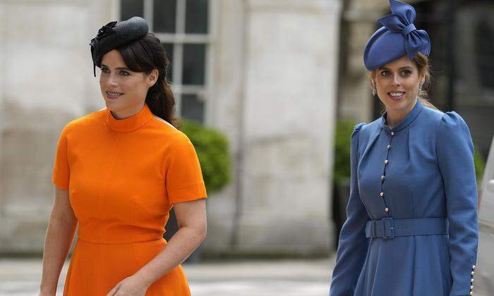Die Prinzessinnen Eugenie (li.) und Beatrice entschieden sich für farbenfrohe Outfits