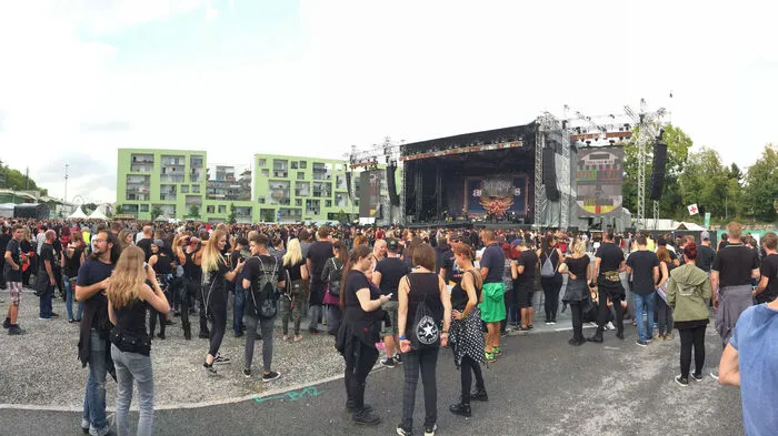 Tausende Rockfans sind bereits am Gelände angekommen.