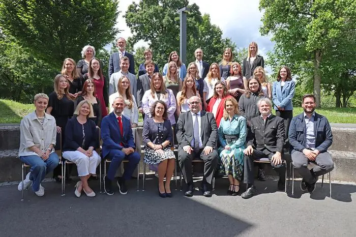 In der 8A-Klasse des Borg Feldbach von Klassenvorstand Aline Maier ist die Matura für folgende Maturantinnen und Maturanten erfolgreich über die Bühne gegangen: Evita Alessio, Anna Fink, Emilia Kaufmann, Karoline Kleibenzettl, Tobias Kleindl, Sophia Knechtl, Livia Lichtenegger, Marlene Nestelberger, Carina Peitler, Lea Tropper, Julia Wagner, Anna Zernig