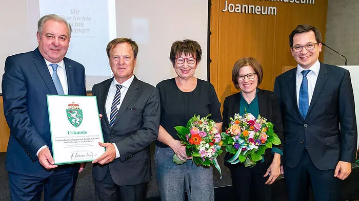 LH Schützenhöfer mit dem Verlegerpaar Leopold und Elfriede Gartler und seinen Kindern Ulrike und Stefan