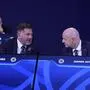 Alejandro Dominguez und Gianni Infantino diskutieren die Aufstockung