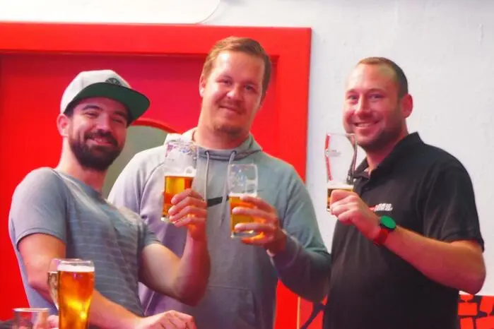 In der Leobener Innenstadt verwandelten sich sieben verschiedene Lokale in stimmungsvolle Konzertbühnen, auf denen Künstlerinnen und Künstler unterschiedlichster Stilrichtungen auftraten.
Jazz, Blues, Pop, Rock und elektronische Klänge begleiteten das Publikum durch den Abend – eine musikalische Reise von Lokal zu Lokal.