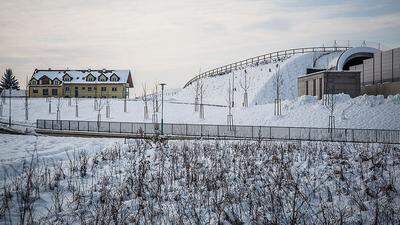 Reberniks Haus vor dem Tunnel, der derzeit eingeschneit ist. Je nach Streckenabschnitt sollen nach der Fertigstellung der Koralmbahn 158 bis 256 Züge pro Tag verkehren