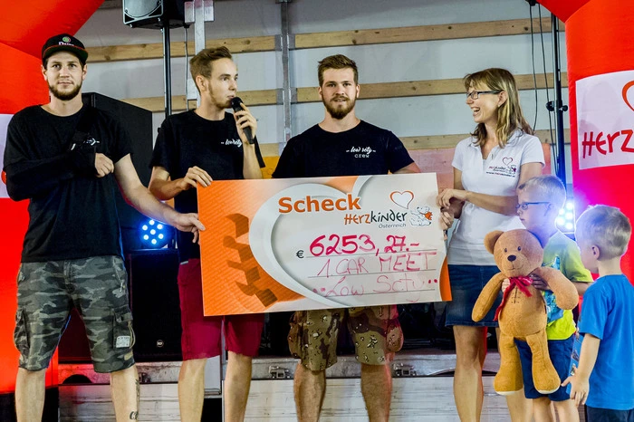 ... durfte das Team der ••Low scty•• um Dominik Schablas, Daniel Sommer und Thomas Kauc stolz den Spendenscheck von 6253,25 Euro an die Vertreterin der Herzkinder Österreich, Eva Eggenreich überreichen.