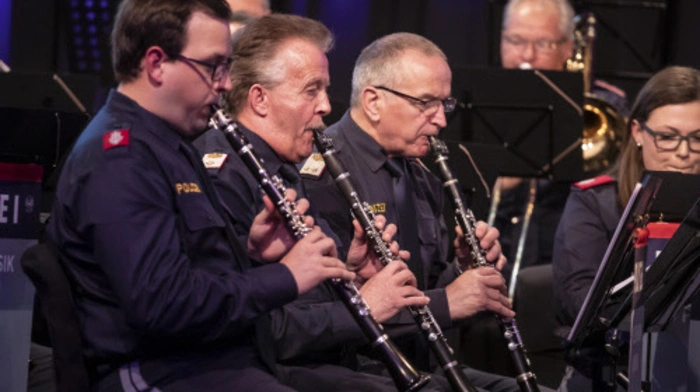 Ein Programm für Jäger und Schürzenjäger - so erklärte Kapellmeister Martin irrasch das Motto des Frühjahrskonzertes "Waidmannsheil" und "Scherz mit Herz". Beim Frühjahrskonzert von Polizeimusik und Polizeichor am Freitag im ausverkauften Casineum Velden war für Abwechslung gesorgt.