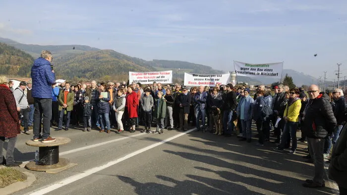 Die Bürgerinitiative gegen das geplante Krematorium am Humusweg in Niklasdorf konnte 250 Menschen aus der Region dazu bewegen, an der Demo teilzunehmen.