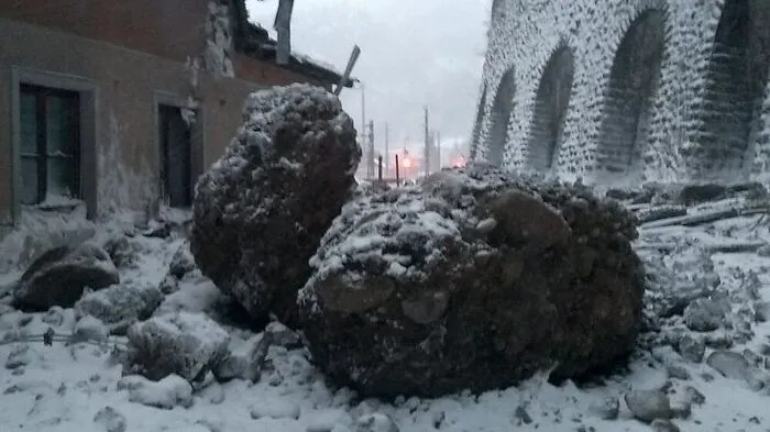 Fels stürzte auf Straße