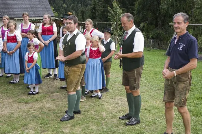 Mit Begeisterung wurden traditionelle Tänze und das Schuhplatteln geübt. Die Leitung des Seminars lag, wie bereits in den vergangenen Jahren, in den Händen von Michael Tockner von den Steirerherzen Knittelfeld.