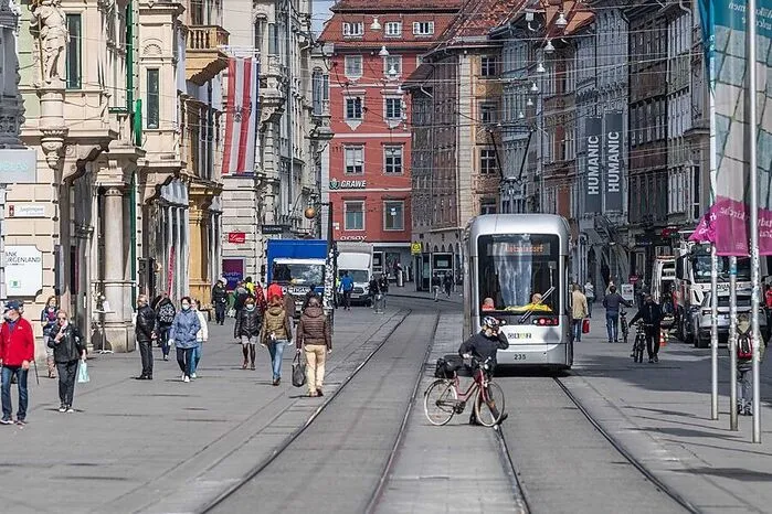 Es flanieren wieder mehr Passanten in der Grazer Herrengasse.