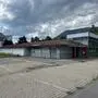 Seitlicher Blick auf einen verlassenen ehemaligen Lebensmittelmarkt