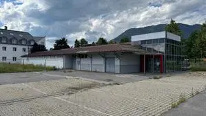 Seitlicher Blick auf einen verlassenen ehemaligen Lebensmittelmarkt