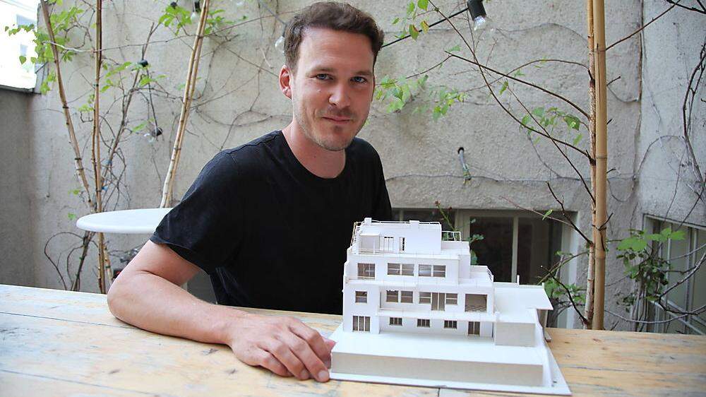 Maximilian Eisenköck mit einem Modell der Villa Rezek 