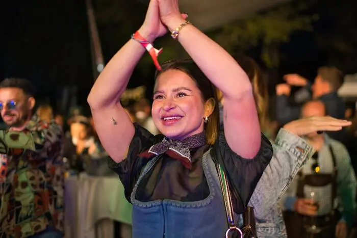 Sie brachten das Publikum in Tanzlaune, und zu den modernen Beats gab es traditionelle Kleidung. Viele Gäste kamen in Dirndl, Lederhosen und Trachtenjanker.