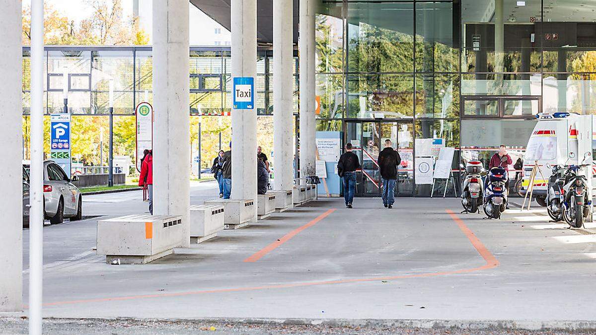 Der Schwerverletzte wurde ins Klinikum Klagenfurt eingeliefert