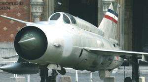 Die MiG-21R vor dem Heeresgeschichtlichen Museum in Wien