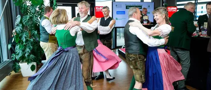 Bild zeigt tanzende Personen in Tracht