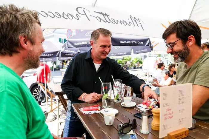 Verteilaktion im Stehtisch