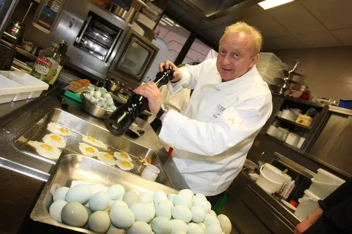 Der TV-Koch hat mehrere Bücher über die Benefits von Gewürzen verfasst und eigene Gewürzmischungen kreiert