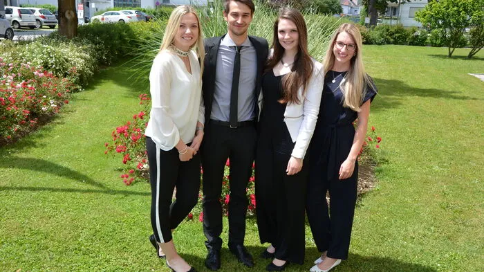 Erleichterung bei den HAK-Schülern: Chiara Petek (links), Daniel Kulter, Vanessa Karisch und Nicole Burger