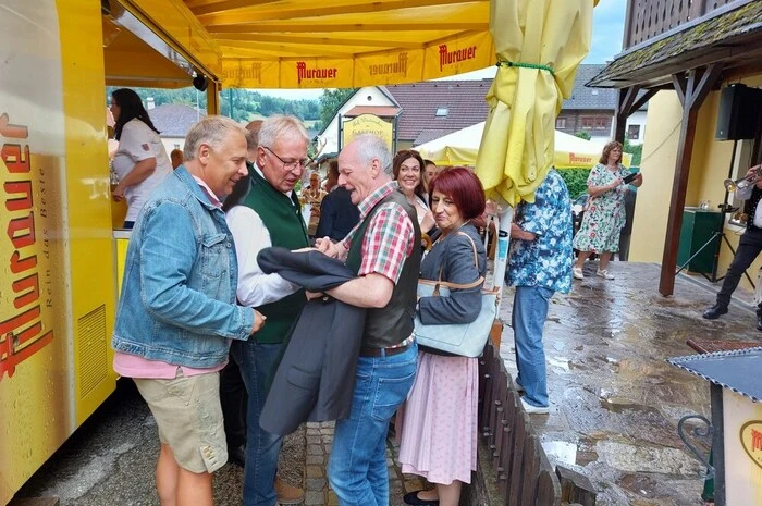 Für das Jubiläumsfest hat sich die Gastwirtefamilie einiges einfallen lassen: Bieranstich am frühen Abend mit Gratisbierausschank einige Stunden lang, Livemusik vom "Schöderer Alpenecho" und einen Auftritt der "Alpenoberkrainer" Alpski Kvinet.