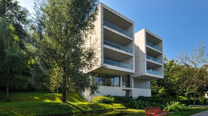 Objekt? Penthouse in den Schloss Velden Residenzen.Ausstattung? 282 Quadratmeter, sechs Zimmer mit Dachterrasse (186 m2) und Balkon (88 m2). Sechs Autostellplätzen, vier Bäder. Preis? 3,85 Millionen Euro.
