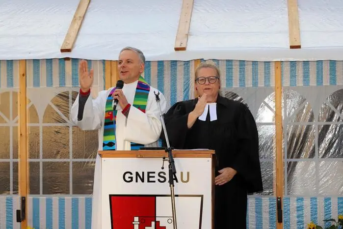 Den himmlischen Segen spendeten Pfarrer Gabor Köbli und die Evang. Seniorin Pfarrerin Regina Leimer. 