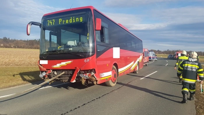 Ein Bus kam zwischen Neudorf und Grafendorf bei Stainz von der Fahrbahn ab und blieb im Acker stecken.