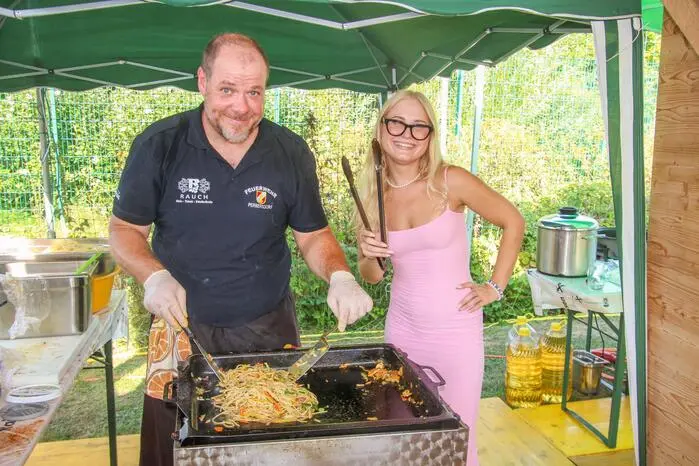 Die Feuerwehr hat viele talentierte Köche in ihren Reihen, so auch der ehemalige berufliche Koch Klaus Kaufmann, der thailändisches Bami Goreng zauberte.