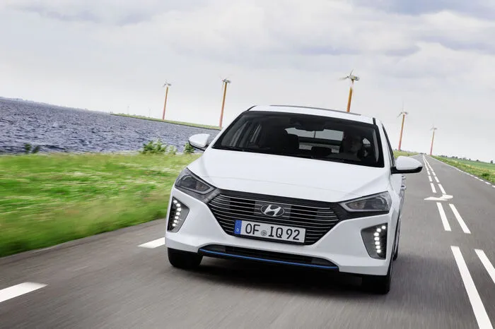 Der Vierzylinder wird von einem E-Motor mit 32 kW (43,5 PS) unterstützt. Als Batteriespeicher kommt ein moderner Lithium-Ionen-Polymer-Akku mit einer Kapazität von 1,56 kWh zum Einsatz.