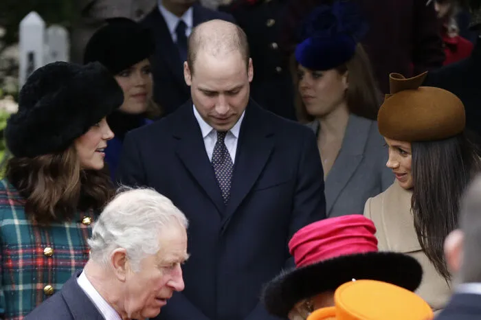 Zahlreiche Royals besuchten den Gottesdienst, darunter auch Prinz Philip (96) sowie Thronfolger Prinz Charles (69) mit seiner Camilla (70). Für Amüsement sorgte Charles' Bruder Prinz Andrew (57), der einen vom Wind weggewehten Hut wieder einfangen musste.