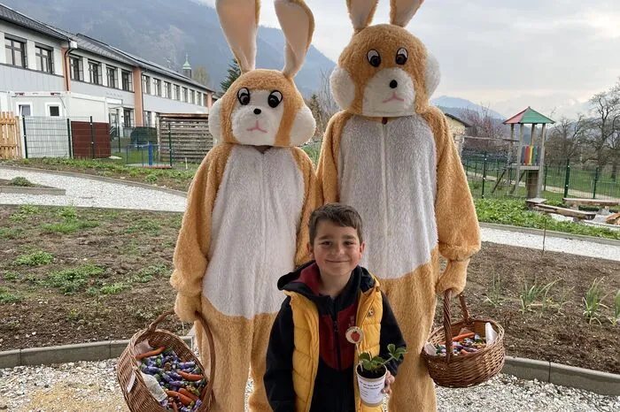 Die beiden Osterhasen verteilten Süßigkeiten an die Kinder - hier freut sich gerade Ben