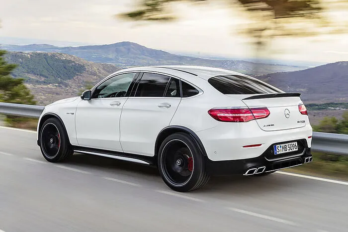 Die neuen Seitenschwellerverkleidungen senken SUV und Coupé optisch ab und strecken die Gesamtlinie. Das muskulöse Heck wird von der breiten Heckschürze und dem Diffusor in schwarz genarbt dominiert. Zwei hochglanzverchromte, eckige Doppelendrohrblenden bilden den Abschluss der Abgasanlage.