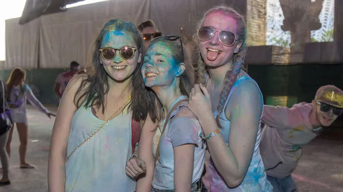 Über eine Million Gäste lockte die Holi Festival Tour in Europa in den letzten fünf Jahren zu dem bunten Treiben. Gestern gastierte das Farbenfest in der Freiluftarena der Messe.