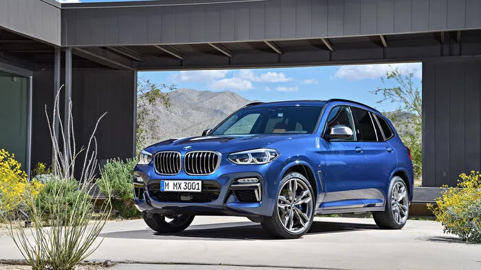 Beim Design lehnen sich die Bayern beim neuen BMW X3 nicht aus dem Fenster: Bei weitgehend unveränderten Außenmaßen (4708/1891/1676 mm L/B/H) bietet die Neuauflage gegenüber seinem Vorgänger allerdings einen fünf Zentimeter längeren Radstand, der für mehr Luft im Innenraum sorgt.