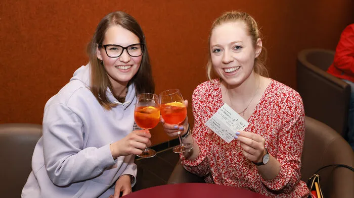 Ein "Prost" auf den gelungenen "Nockalmkrimi" der Reichenauer "FaschinXgilde". Die Premiere war ein voller Erfolg, die Stimmung bestens. Klicken Sie sich durch die Bilder!