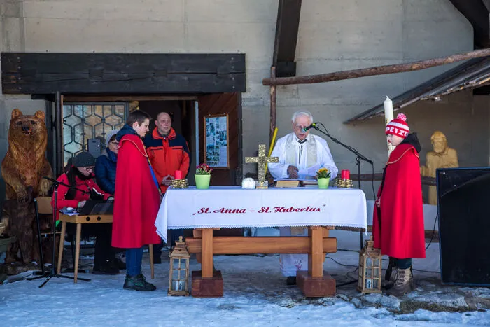 Pfarrer Johann Skuk hielt den Gottesdient im freien ab und sprach darin auch über die Saison. „ Wir müssen dankbar sein für den vielen Schnee und die schönen Tage auf der Petzen. In der Saison 2017/2018 sind viele Menschen gekommen und erlebten die Herrlichkeit des Berges.“ 