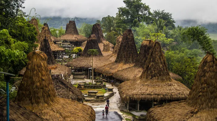 Der Volksglaube "Marapu" und seine Riten sind auf Sumba tief verwurzelt. Es lohnt sich, die Kultur besser kennenzulernen. Zum Beispiel im "Prai Ijing"-Dorf: Dort kann man einen Blick in das traditionelle Leben der Marapu und ihre Häuser, die wie Hexenhäuschen aus der Landschaft "wachsen", kann werfen.