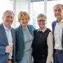 Vier Personen sind zu sehen. Zwei Frauen in der Mitte, flankiert von zwei Männern. Alle lächeln in die Kamera. | Auch Bürgermeister Martin Kulmer (links) und Vizebürgermeisterin Silvia Radaelli (Mitte rechts) bedankten sich bei Isolde Sauper und Siegfried Übeleis